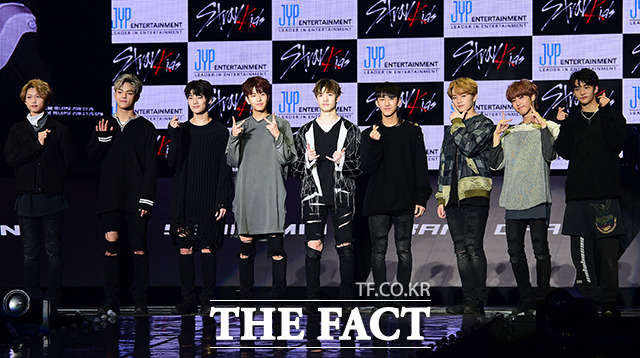 그룹 스트레이 키즈가 25일 오후 서울 중구 장충체육관에서 열린 데뷔 쇼케이스에 참석해 포토타임을 갖고 있다. /남용희 기자