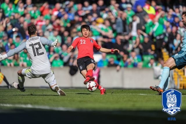 한국, 북아일랜드와 평가전 패배. 한국의 권창훈(가운데 22번)이 24일 열린 북아일랜드와 친선전에서 선제골을 터뜨리고 있다. 하지만 신태용호는 북아일랜드에 1-2로 역전패했고, 한국과 2018 러시아 월드컵 본선에서 만나는 조별리그 F조 상대들 가운데 멕시코만 평가전 승전고를 울렸다. /대한축구협회 제공