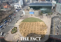 [TF포토] '푸른 잔디 옷으로 갈아입는 서울광장'