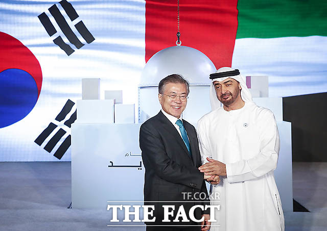 아랍에미리트(UAE)를 공식 방문 중인 문재인 대통령이 26일 오후 바라카 원전 1호기 건설 완료행사에서 모하메드 빈 자이드 알 나흐얀 왕세제와 악수를 나누고 있다./청와대 제공