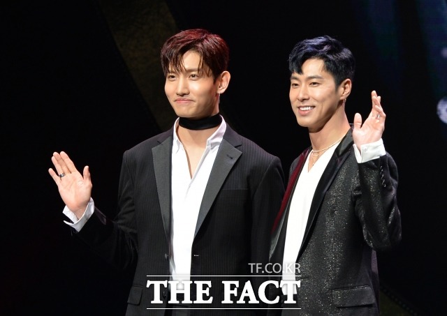 컴백 동방신기. 그룹 동방신기 멤버 최강창민과 유노윤호(오른쪽)가 28일 오후 서울 용산구 이태원로 블루스퀘어에서 열린 정규 8집 발매 쇼케이스에서 포토타임을 갖고 있다. /문병희 기자