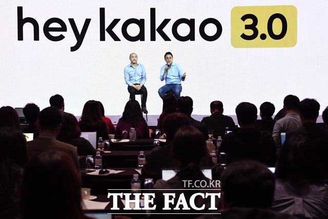조수용(왼쪽)·여민수 카카오 공동 대표는 지난 27일 취임 첫 기자간담회를 열었다. 이 자리에서 여민수 대표는 카카오택시 유료화 서비스에 대해 긍정적으로 협의되고 있다고 말했다. /남윤호 기자