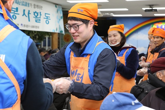 동아쏘시오홀딩스 직원이 밥퍼나눔운동 봉사 활동을 실시하고 있다./ 동아쏘시오그룹 제공