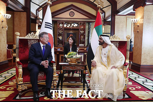 문재인 대통령이 27일 오후 아랍에미리트 두바이 자빌궁에서 쉐이크 모하메드 알 막툼 UAE 총리 겸 두바이 통치자를 만나 대화를 하고 있다./청와대 제공