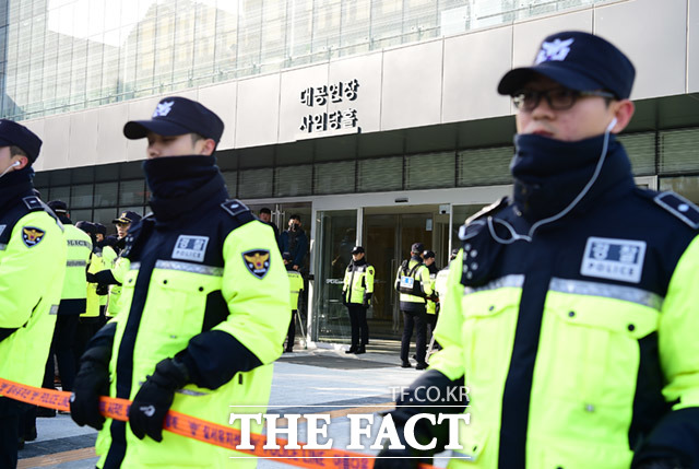 장제원 수석대변인이 막말에 경찰들은 1인 시위는 물론 온라인을 통해 한국당을 비판했다. (사진은 기사 내용과 무관) /임세준 기자