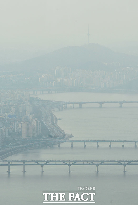 29일은 서울을 비롯한 수도권과 강원 영서 등의 미세먼지 농도가 나쁨 수준을 보이고 그 밖의 권역은 보통 수준이나, 곳에 따라 나쁨 수준으로 바뀔 가능성도 있다.  /이동률 기자