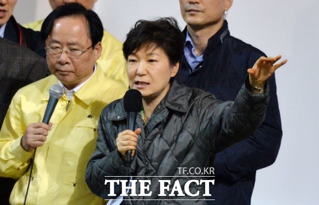 사진은 지난 2014년 4월 17일 박근혜 전 대통령이 세월호 침몰 사고 실종자 가족 방문을 방문해 질문에 답하던 당시. /더팩트DB