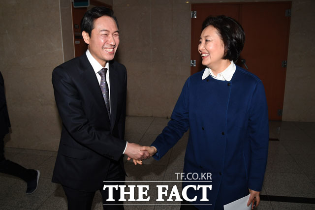 밝은 표정으로 악수하는 더불어민주당 서울시장 경선 후보들