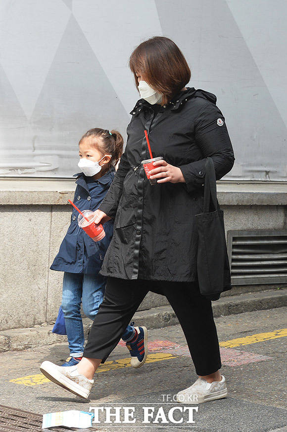 미세먼지는 유아 호흡기에 치명적인 만큼 마스크는 반드시 착용!
