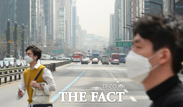 수도권 일부 지역의 미세먼지 농도가 나쁨 수준을 보이는 29일 오후 서울 강남구 강남대로 일대에서 마스크를 쓴 시민들이 걸음을 재촉하고 있다. /이동률 인턴기자