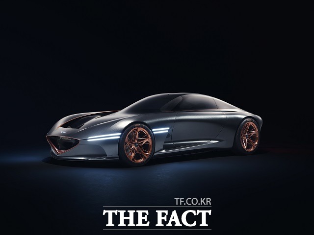 에센시아 콘셉트는 제네시스 차량에 적용될 미래 기술력의 비전을 보여주는 모델이라는 게 회사 측의 설명이다.