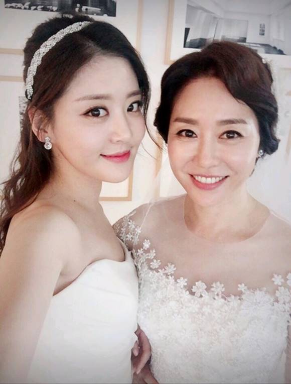 김예령(오른쪽)과 김시온 모녀는 예체능 집안을 꾸려 살고 있다. 야구선수 윤석민과 결혼한 김시온은 슬하에 아들을 두고 있다. /김시온 인스타그램