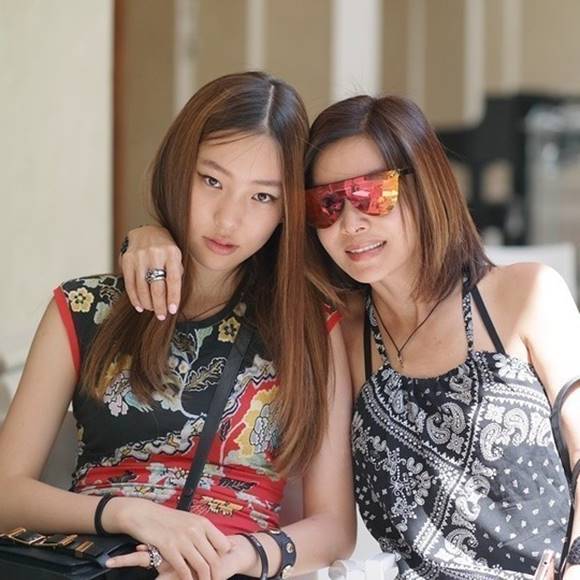 황신혜(오른쪽)의 딸 이진이는 모델로 활약 중이다. 각종 드라마에 출연하며 연기도 병행하고 있다. /황신혜 인스타그램