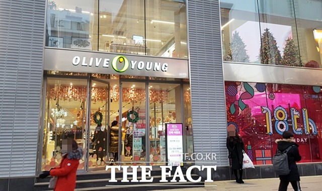 후발주자인 GS리테일 랄라블라와 롯데 롭스가 최근 브랜드를 재정비하고 출점을 늘리는 등 외형 확대 드라이브를 걸며 독주하고 있는 올리브영의 아성에 도전장을 내밀고 있다. 사진은 올리브영 강남본점. /더팩트DB