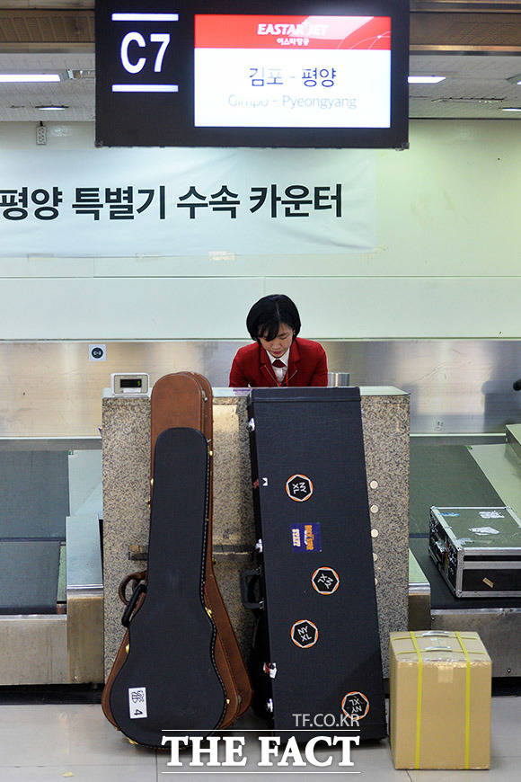 북한으로 보내지는 악기와 화물