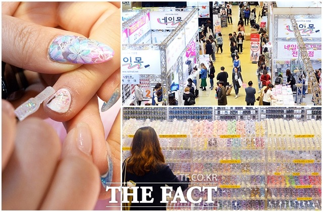 31일 오후 서울 강남구 코엑스에서 열린 2018 코네일엑스포를 찾은 관람객들이 네일 관련 제품들을 둘러보고 직접 체험을 하고 있다. /이동률 인턴기자