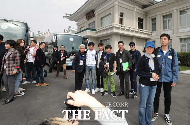 옥류관 앞에서 기념 촬영하는 남북평화협력기원 남측예술단원들