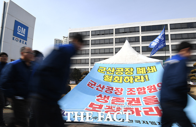 한국GM 노사는 기본급 동결과 무성과급에는 합의했지만 복리후생비 삭감을 놓고 이견을 보이고 있다. /이새롬 기자