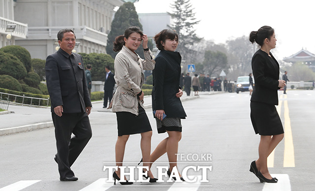 남북평화협력기원 남측예술단 평양공연팀의 평양 방북 3일 차인 2일 평양 창전거리의 평양 시민들이 미소를 지으며 거리를 걷고 있다. /평양공연 사진공동취재단