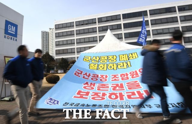 한국지엠이 지난 3월 한 달 동안 내수 시장에서 국내 완성차 업계에서 가장 낮은 6272대를 판매하는 데 그쳤다. /이새롬 기자