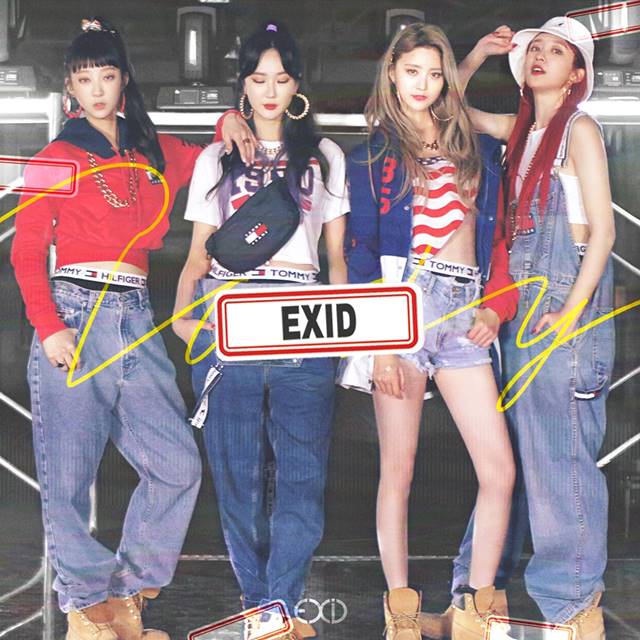 EXID 정화(왼쪽)·하니, 포인트 안무 공개. 레트로 한 비트의 신곡 내일해로 돌아온 EXID가 깜짝 포인트 안무를 공개했다. /바나나컬쳐 엔터테인먼트 제공