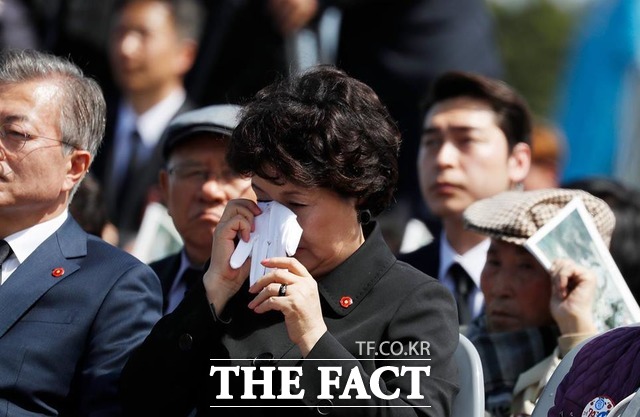 제70주년 4·3희생자 추념식에 참석한 김정숙 여사가 눈물을 닦고 있다. /청와대 제공