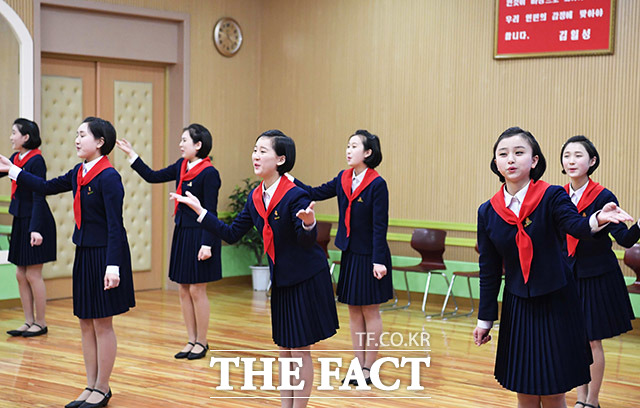 3일 태권도 시범단 일행이 만경대소년학생궁전을 방문한 가운데 북한의 노래신동들이 대중가요부르기 학습을 하고 있다. /평양공연 사진공동취재단