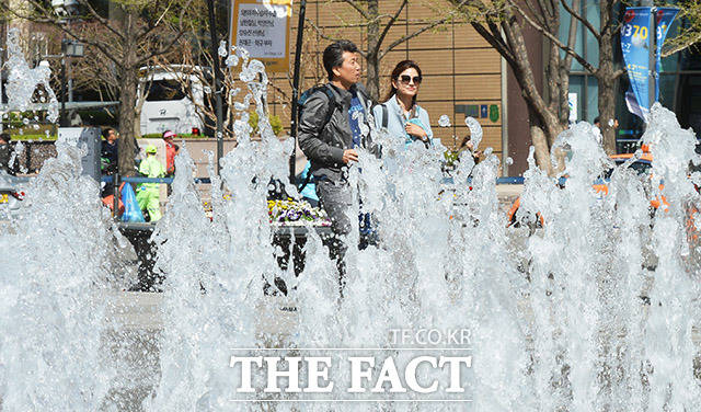 미세먼지 없는 쾌청한 날씨를 보인 4일 오후 서울 광화문광장에서 봄맞이 분수가 가동된 가운데 시민들이 걸음을 재촉하고 있다. /이동률 인턴기자