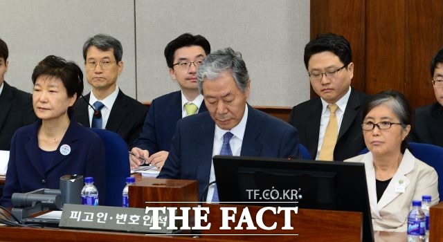 구속 이후 재판에서 처음 만난 박 전 대통령과 최 씨. 두 사람은 최 씨의 변호인 이경재 변호사를 가운데 두고 앉은 채 서로에게 눈길도 주지 않았다. /사진공동취재단