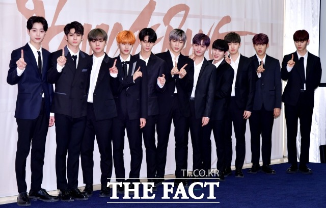 그룹 워너원(왼쪽부터 라이관린, 옹성우, 박지훈, 이대휘, 배진영, 강다니엘, 윤지성, 하성운, 김재환, 박우진, 황민현)이 두 번째 미니 0+1=1(I PROMISE YOU)으로 컴백한 가운데 MBC뮤직 쇼챔피언에서 1위를 차지했다. /이덕인 기자