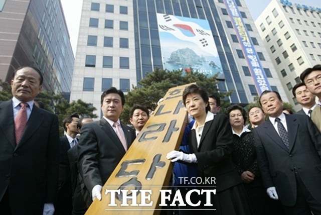 박근혜 전 대통령은 새누리당(현 자유한국당)이 위기에 처할 때마다 구원투수로 등장했다. 사진은 박 후보가 지난 2004년 3월 당 대표를 맡았을 때의 모습이다./더팩트DB