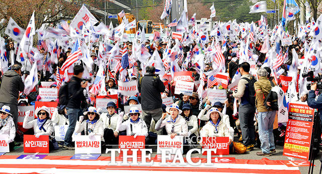 박근혜 전 대통령 국정농단 사건에 대한 1심 선고가 내려지는 6일 오후 서울중앙지방법원 앞에서 제50차 태극기집회가 열리고 있다. /이덕인 기자