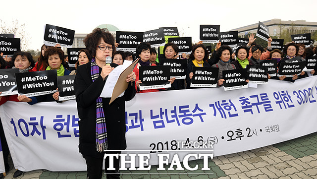 성차별 해소를 위한 개헌여성행동 회원들이 6일 오후 서울 여의도 국회 앞에서 10차 헌법 개정과 남녀동수 개헌 촉구를 위한 300인 선언을 하고 있다./국회=임영무 기자