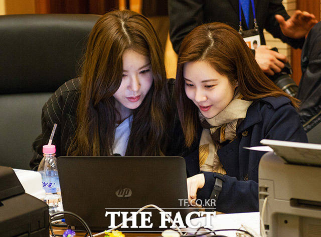 북한 인터넷을 즐기고 있는 가수 서현(오른쪽)