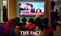 [TF포토] '박근혜 전 대통령 1심 선고' …중계에 쏠린 관심