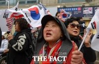 [TF포토] '박근혜 대통령 유죄 선고'… 격앙된 태극기집회