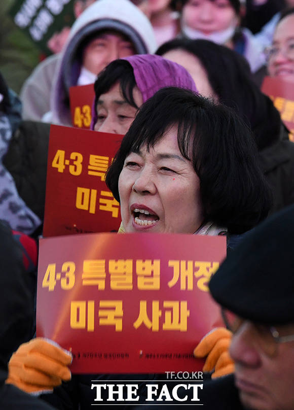 7일 오후 서울 광화문광장에서 제주 4.3 70주년 국민문화제가 열린 가운데 한 참가자가 미국의 사과를 요구하는 피켓을 들고 있다./임영무 기자