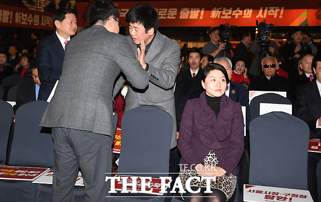 사진은 지난 1월 16일 한국당 서울시당 행사에서 당 관계자와 얘기를 나누고 있는 정준길(왼쪽 세 번째) 전 대변인. 당시 당 관계자들은 제명 상태인 류여해 전 최고위원(오른쪽)을 행사장에서 내보내려고 시도했다. /이새롬 기자