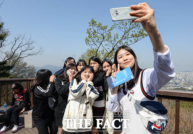 낮 기온이 크게 오르고 미세먼지 농도도 보통 수준을 보인 9일 오후 수학여행으로 서울 용산구 남산 서울N타워를 찾은 학생들이 기념 사진을 찍고 있다. /김세정 인턴기자