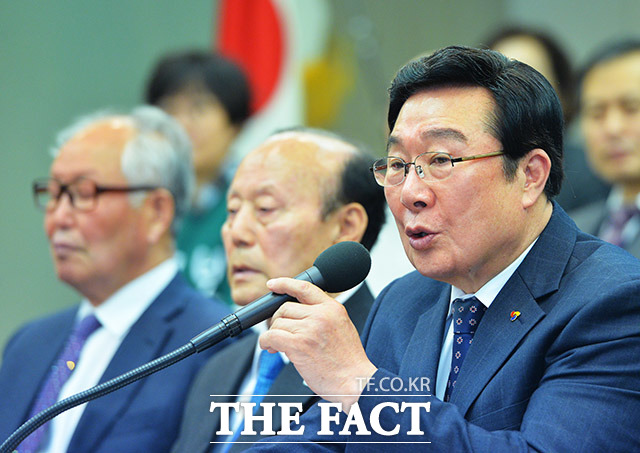 발언하는 김삼열 독립유공자유족회 회장(오른쪽)