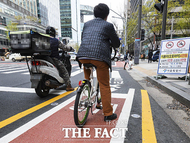 한 자전거 이용자가 자전거 전용차로를 이용하고 있습니다