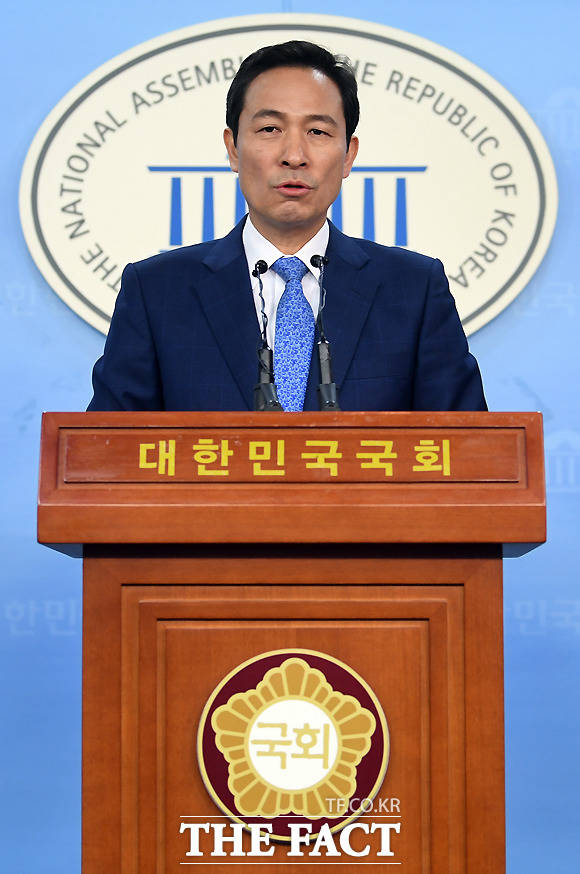 우상호 더불어민주당 서울시장 예비후보는 안 후보의 김기식 원장 비판과 관련 서울시장 후보가 문재인 정부를 공격하기 위해 기자회견을 하는 것은 바람직하지 않다고 지적했다. /이새롬 기자