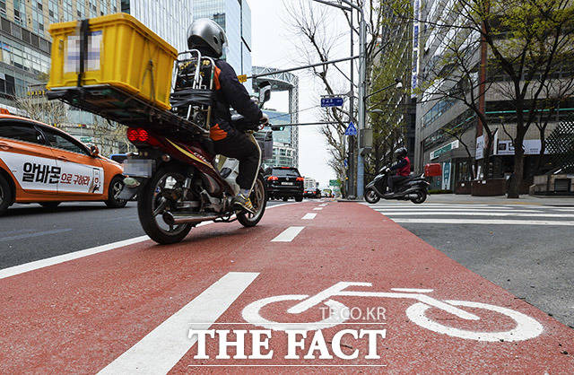 종로 자전거 전용차로가 시행중인 10일 오후 서울 종로1가 인근의 오토바이 한대가 자전거 전용차로를 달리고 있다. /이동률 인턴기자