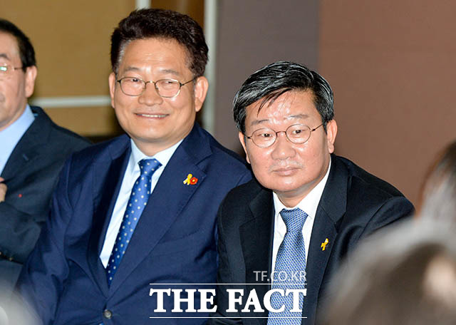 송영길 더불어민주당 의원(왼쪽)과 전해철 경기도지사 예비후보