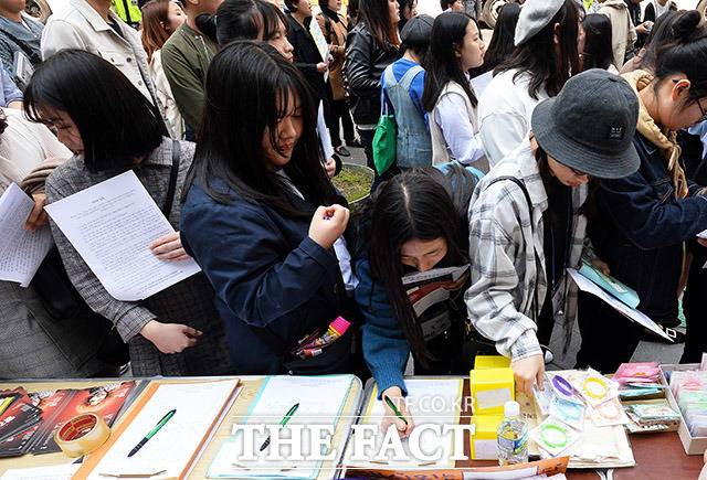 위안부 팔찌를 구매하는 참가자들