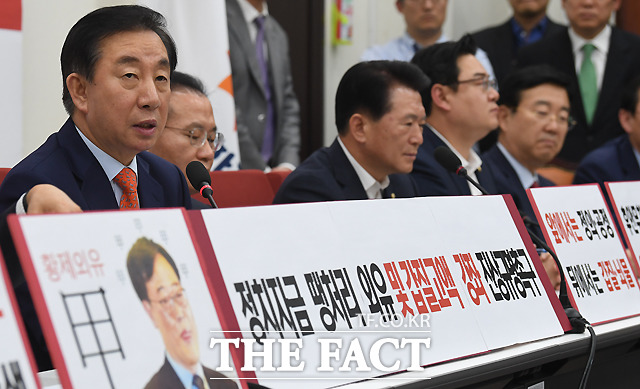 김성태 원내대표가 12일 긴급 기자회견을 갖고 김기식 금융감독원장에 대한 추가 의혹을 제기하고 있다. /국회=이새롬 기자