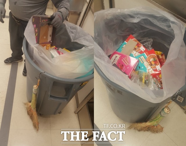 이마트 왕십리점에 근무하는 환경미화원이 포장 코너 앞 쓰레기통에서 포장지를 들어보이고 있다./ 고은결 기자