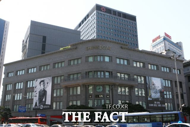 신세계 백화점은 주 35시간 근무제 정착을 위해 지난달부터  영등포·경기·광주점 등 일부 점포 개점 시간을 11시로 30분 늦췄다.