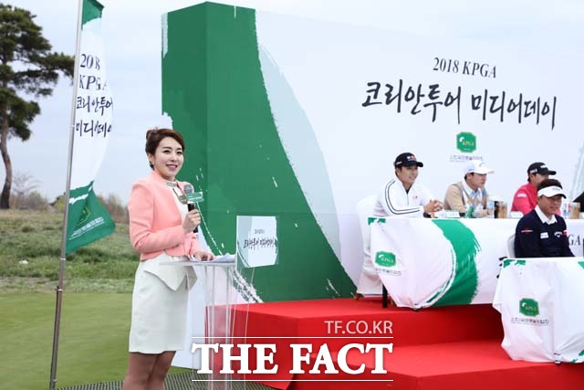 골프 여신 김미영(왼쪽) 아나운서가 2018 KPGA 코리안투어 미디어데이에서 7명의 선수들과 이야기를 나누며 올시즌 KPGA 개막을 알렸다.