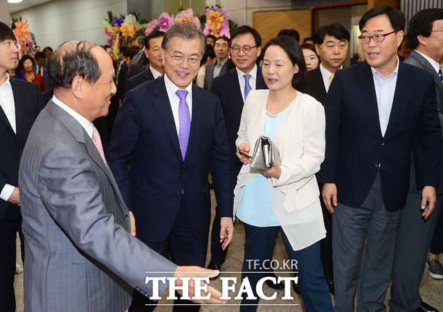 청와대는 김기식 금융감독원장의 잇따른 의혹에도 12일 신임 기조에 변함이 없다는 뜻을 고수했다. 새정치민주연합(현 더불어민주당) 대표였던 문재인 대통령과 임수경, 김기식(왼쪽 두 번째부터)의원이 지난 2015년 9월 12일 오전 서울 서초동 국립외교원에서 열린 무소속 천정배(현 민주평화당) 의원의 차녀 결혼식에 참석한 모습./더팩트DB